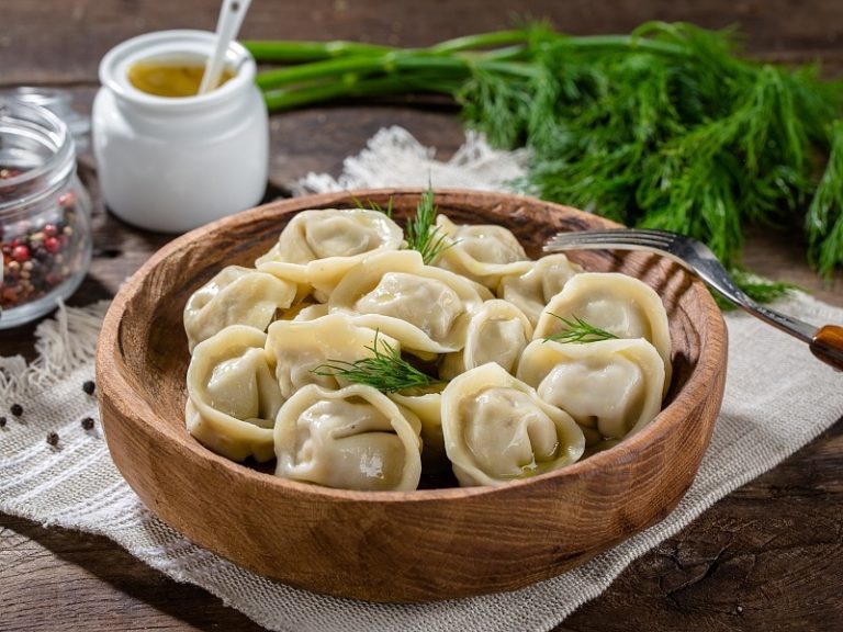 Assiette de pelmeni traditionnels