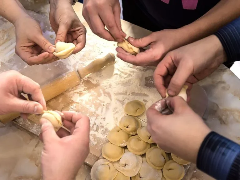 Preparation pelmeni en mains